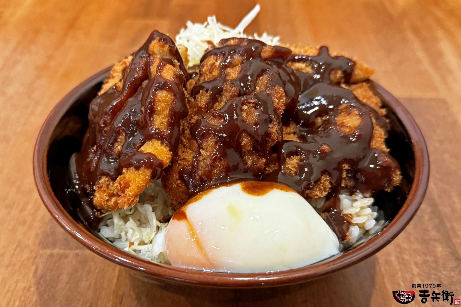 【期間限定】かつ丼吉兵衛 ピリ辛で美味い
「神戸どろからソースかつ丼」を期間限定販売！