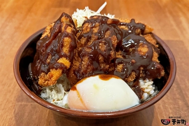 【期間限定】かつ丼吉兵衛 ピリ辛で美味い
「神戸どろからソースかつ丼」を期間限定販売！