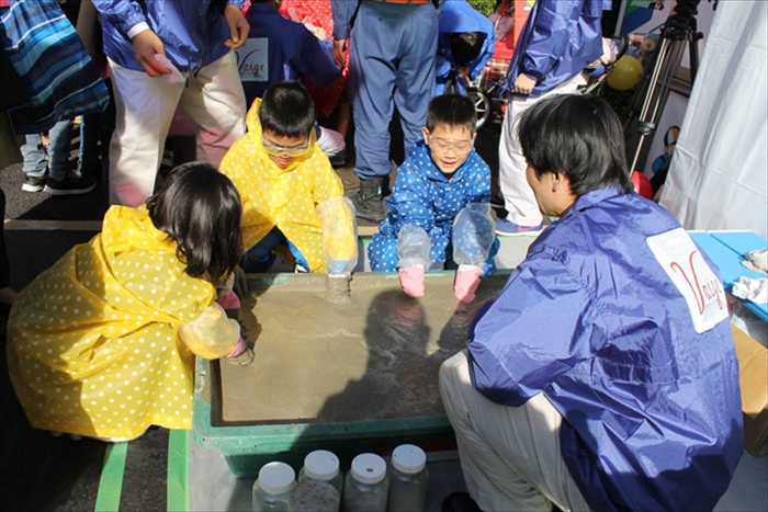 体験学習コーナー「生コンクリートにさわってみよう!」