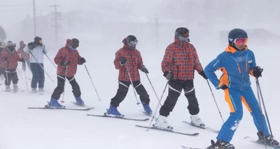 近畿大学附属豊岡高等学校が1年生を対象の「スキー実習」を実施　インストラクター指導のもと、スキー技術を身につける