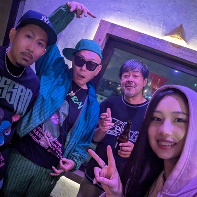 左からRYO、HIRO、ふみと鈴木、mana