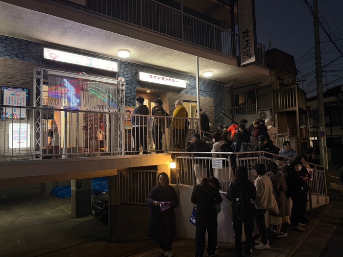 入場待ちのお客様の長い列