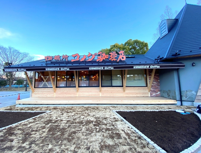 芝生広場と花壇/秋には地域の皆さまとチューリップの球根を植える予定