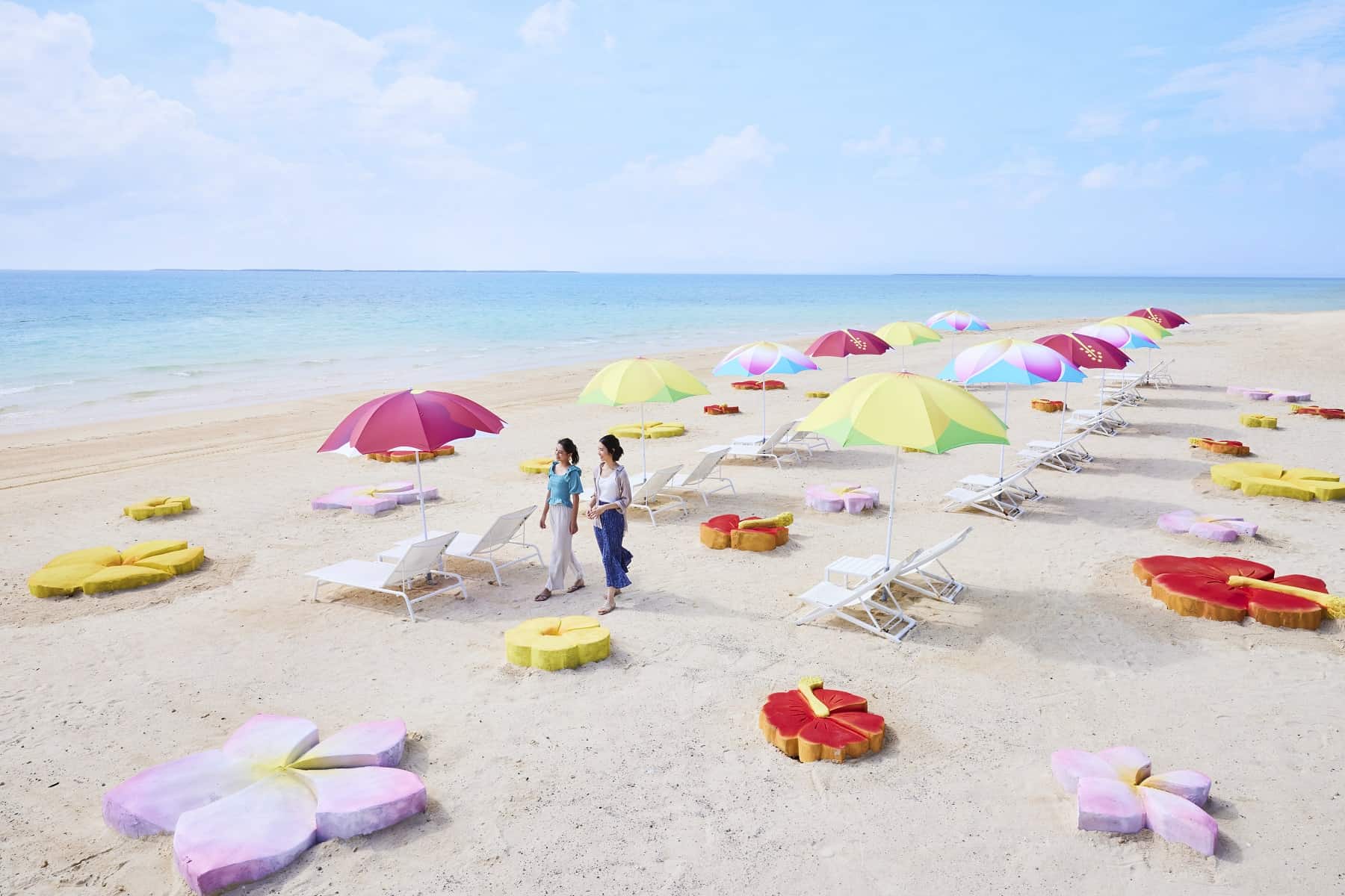 【リゾナーレ小浜島】ハイビスカスやプルメリアなど南国に咲く花のアートが白砂のビーチを彩る「ビーチの花咲くリゾナーレ」開催~フラワーフットアイスバスやカラフルなフレーバードリンクがお花見気分を盛り上げます~|期間:2023年4月1日~5月7日