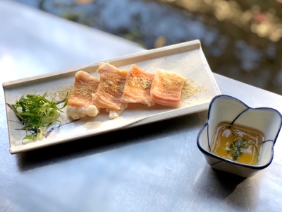 洗いダレで食べる絶品の「塩ホルモン」