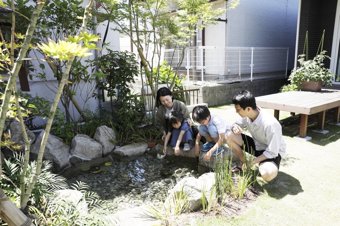 庭の池を囲むKさんご一家