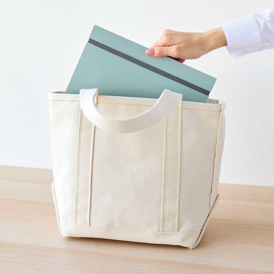 ゴムバンド付きなので、 カバンの中でも不用意に開きません。