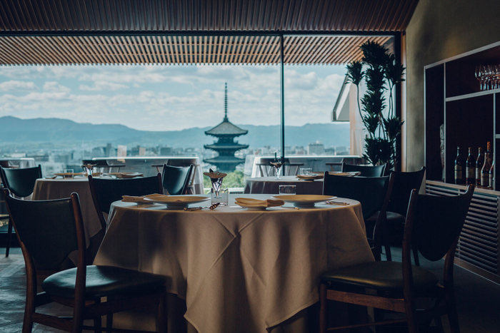 八坂の塔と京都の町並みを望む瀟洒な館の４階が「レストランひらまつ 高台寺」メインダイニング。