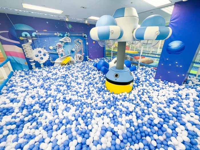宇宙空間のようなボールプール
