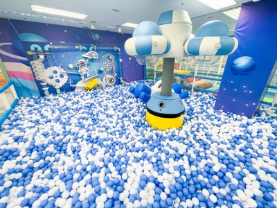 宇宙空間のようなボールプール