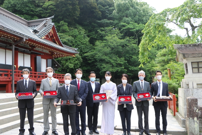 鶴岡八幡宮への奉納式 松尾市長・千田副市長と職人たち