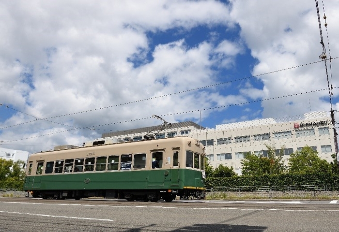 三条通りを走るモボ３０１形301号車 ※写真はイメージです