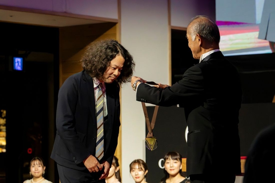 メダルを授与される林准教授