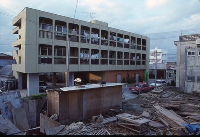 沖縄(1987年～) 86年に撮影の仕事で29年ぶりに沖縄を訪れたことをきっかけに、 たびたび沖縄に撮影のため通うようになった。 写真：沖縄 1987-1991