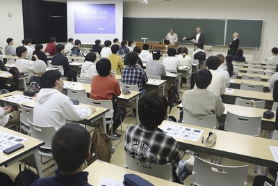 学生たちでぎっしりと埋まった「岡山学」の復活第１回目の授業風景
