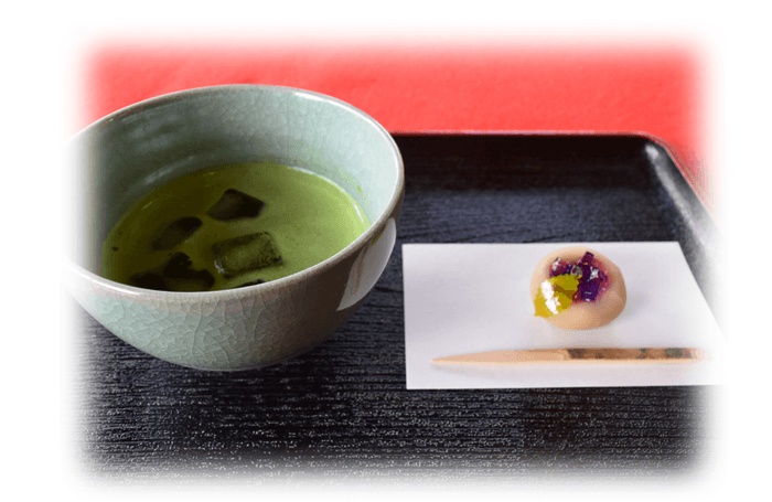 冷抹茶と季節の上生菓子のセット ※和菓子のデザインは毎月変わります。