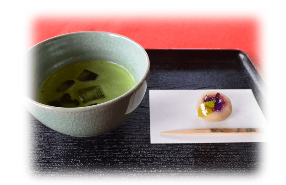 冷抹茶と季節の上生菓子のセット　※和菓子のデザインは毎月変わります。