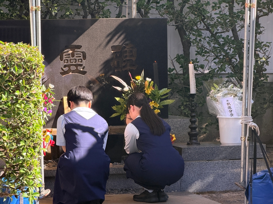 広島電鉄慰霊祭に参列するノートルダム清心高校の生徒