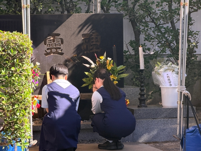 広島電鉄慰霊祭に参列するノートルダム清心高校の生徒