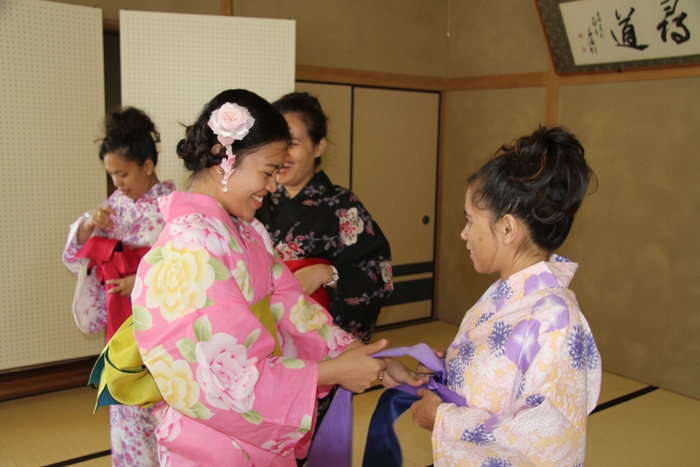 浴衣を着る会、研修生同士で教え合います