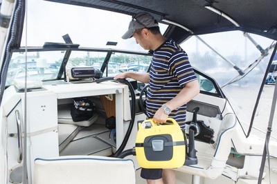 細かいごみは乾湿両用掃除機 WD 1 バッテリーセットで吸引3