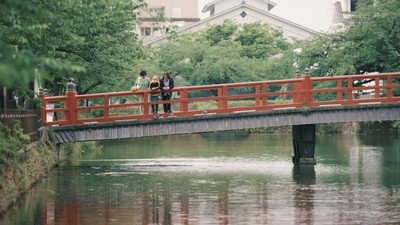 小田原城 お堀の赤い橋にて