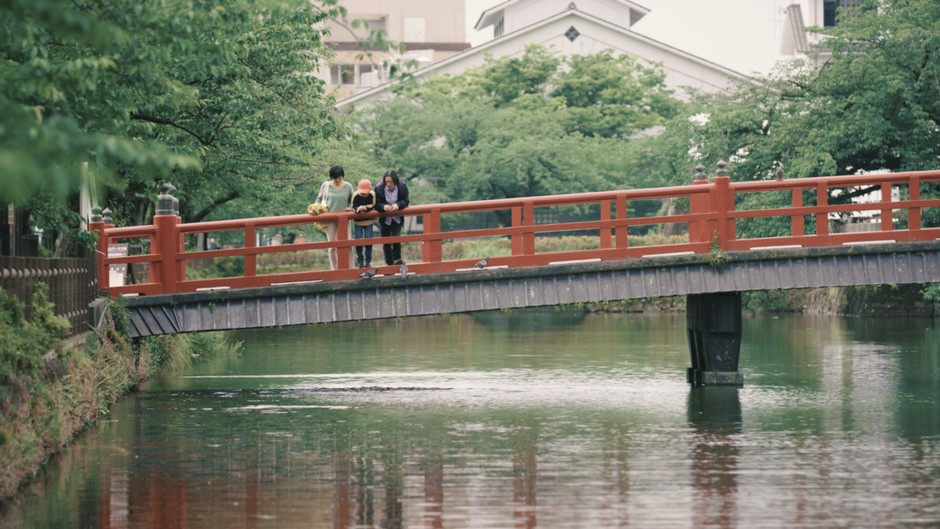 小田原城 お堀の赤い橋にて