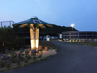 【納入事例レポート】あ、ここにも杉田エース！Vol.167 静岡県中部地区に誕生した大型の太陽光発電所のシンボルとして「木」を模した発電樹を２基設置することとなり、当社がアルミパンチングメタルを製作し納入させていただきました。