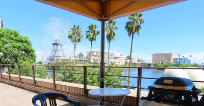 【横浜・みなとみらい】海に浮かぶ水上デッキで「夜景×愛犬BBQ」。4月24日(金)より新プラン6種が登場。煌めく都会の海で味わうジューシーハラミステーキ。