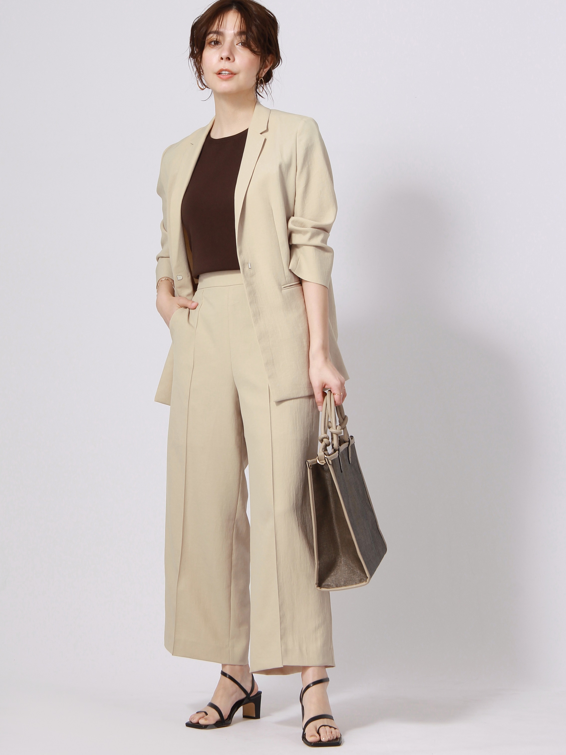 夏場のジャケットに裏地は不要!? 肌へのペタつきを軽減する女性向けビジネスジャケットを発売