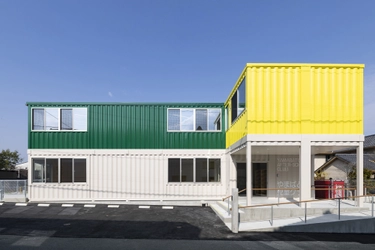 コンテナ建築で公共施設の新しい形を提案。
福岡県篠栗町の児童クラブ分館が竣工、2026年4月より利用開始