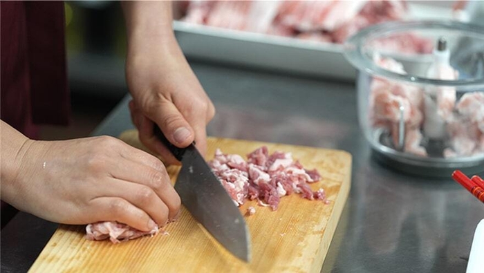 手切りのお肉が独自の食感を生む