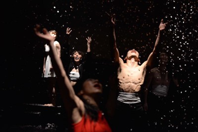 IDIOT SAVANT theater company 手で触れられるくらいの鈍い空と 遠くに聴こえる潮音を哀しみが示すのならば かもめの眼ざしが飛びつかれてしまうまで 海が泣きだすなんて知らなかったんだ
