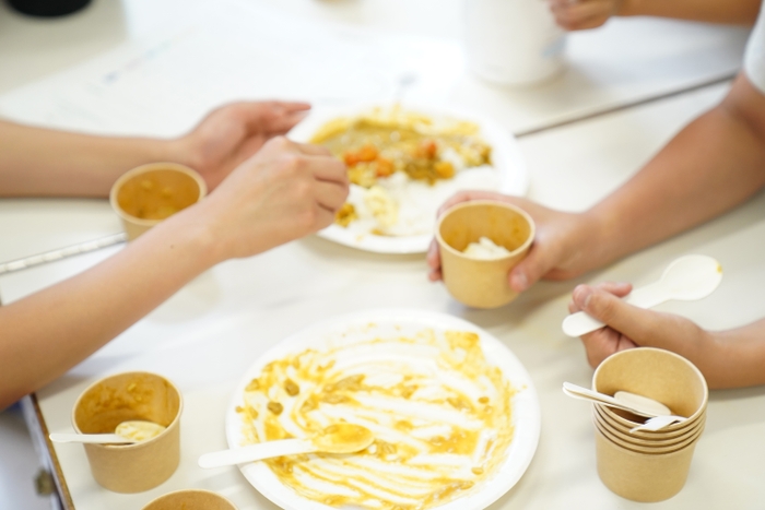 サンプルの試食の様子