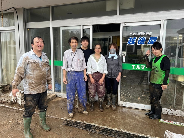 豪雨後泥出し作業