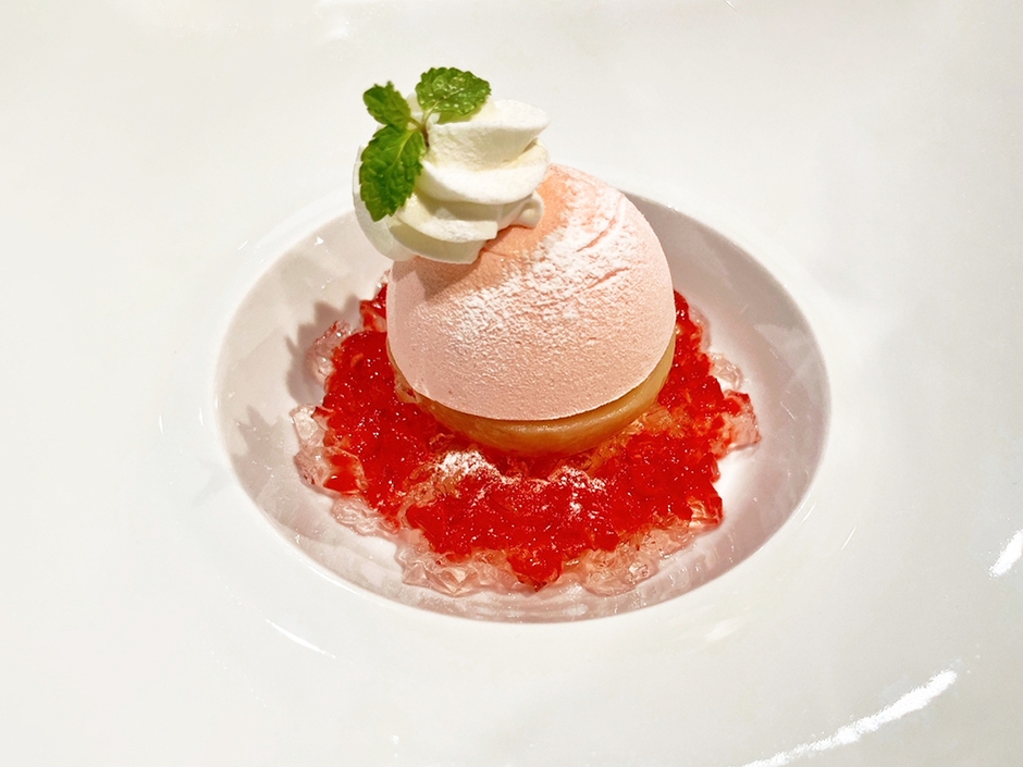 福島県産白桃のコンポート バニラのアイスとフランボワーズのソース