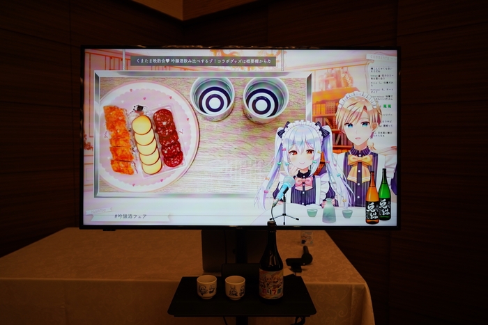 会場設置のスクリーンでVTuberたちの配信を見ながら一緒に乾杯!