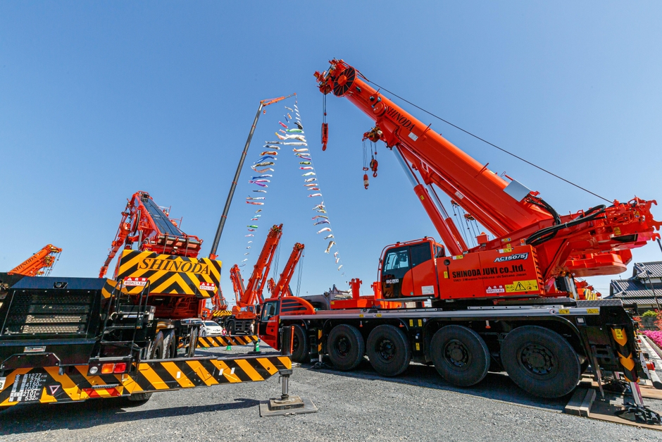活躍するクレーン車