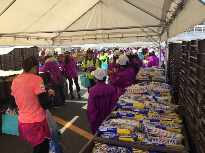 【完走したランナーにパンを提供(昨年)】