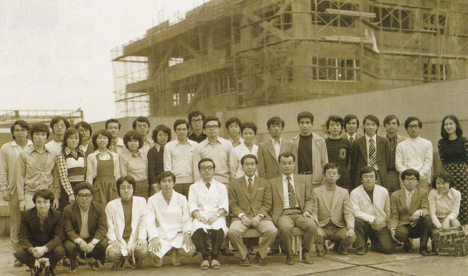 岩月さんが入学した1974年当時の薬学部の学生たち。後ろは建設中の7号館