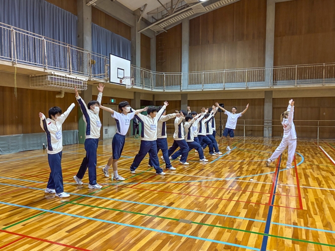 最後の決めポーズをする男子生徒たち