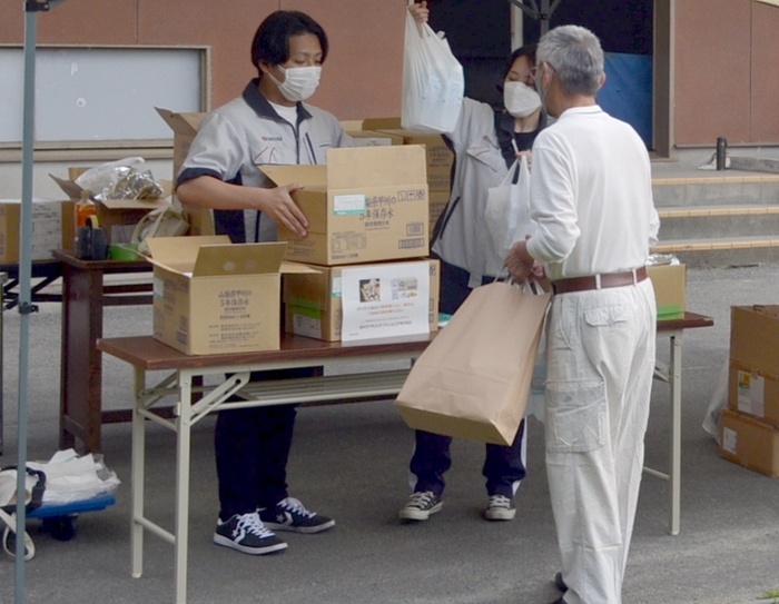 防災活動の紹介で災害備蓄品を提供する様子