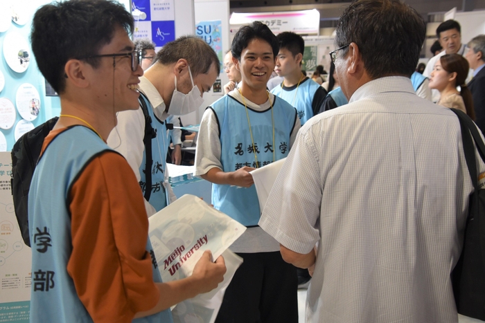 来場者に観光系科目の内容などを説明する学生たち