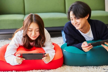 楽な姿勢でゲーム・スマホを長時間楽しめる！ “うつ伏せ”クッション 「NeOchi PillOw(ねおちピロー)」に待望の新色発売