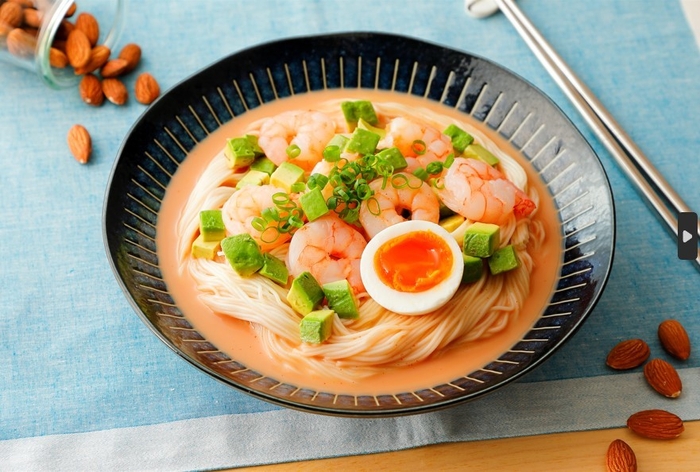 ロゼクリームをアーモンドミルクで!えびアボカドのアーモンドルクロゼクリームそうめん