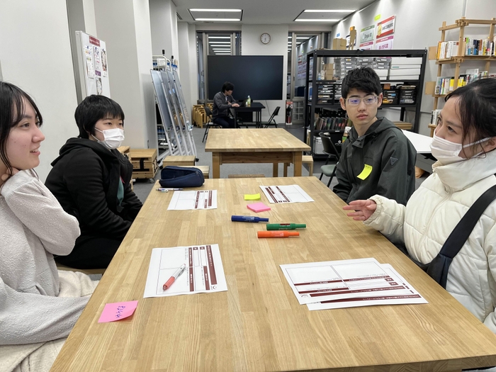 グループで自己紹介をする参加者