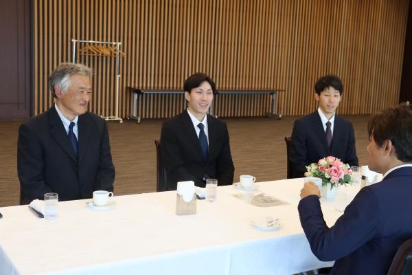 加計理事長(右端)と和やかに歓談する(左から)杉安元顧問、田中さん、吉澤顧問