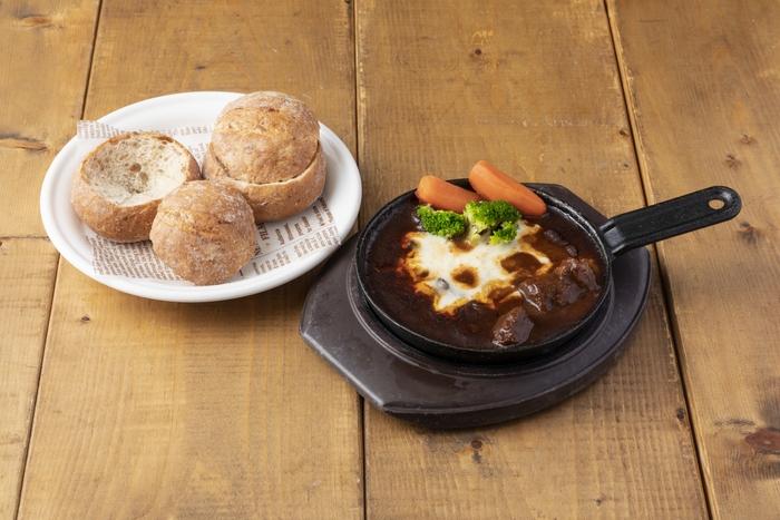 【kawara CAFE&DINING「熱々！とろとろチーズのビーフシチュースキレット『窯焼きパスコ　国産小麦のミニブール』セット（ディナー限定）」】