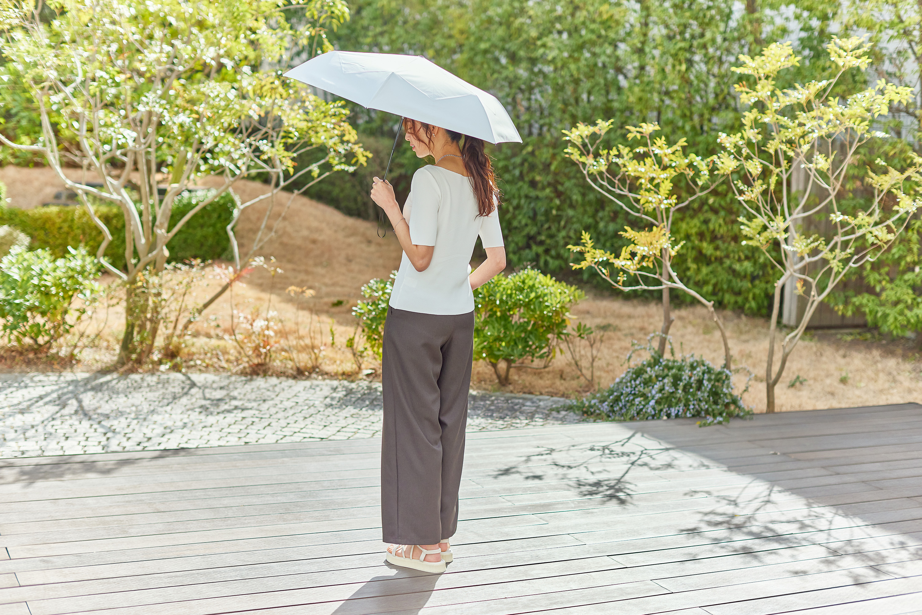 weer Lite 形状記憶 自動開閉日傘 使用イメージ(女性・後ろ姿)