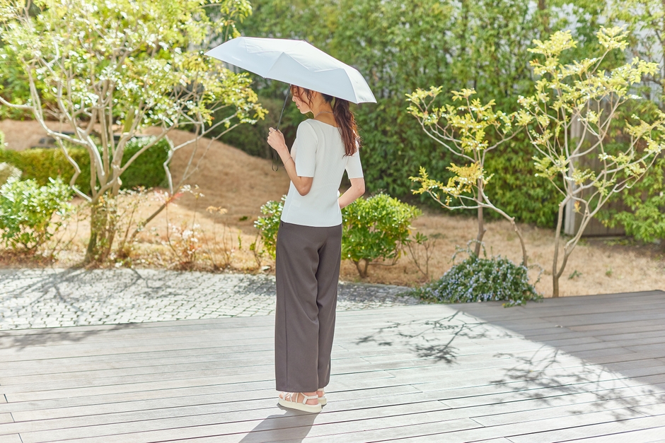 weer Lite 形状記憶 自動開閉日傘 使用イメージ(女性・後ろ姿)